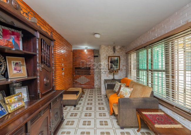 Casa com 180m², 3 quartos, 1 vaga, no bairro Passo da Areia em Porto Alegre