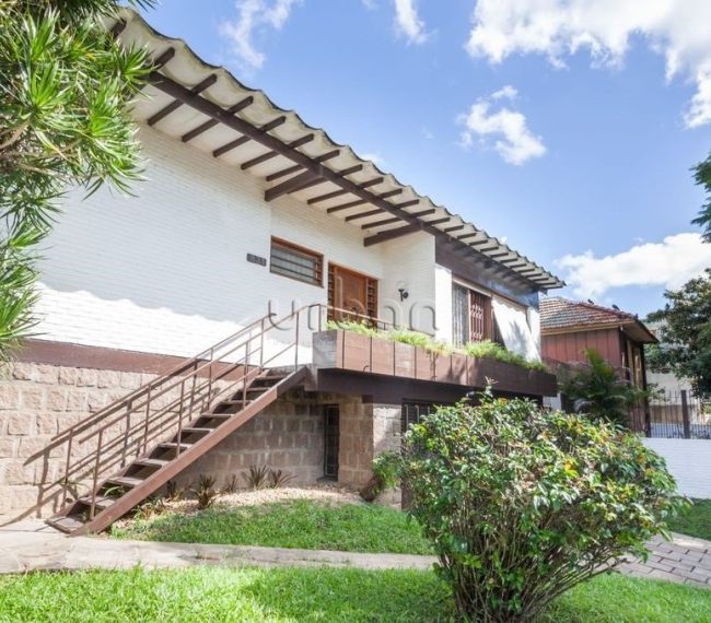 Casa com 327m², 3 quartos, 1 suíte, 3 vagas, no bairro Chácara das Pedras em Porto Alegre