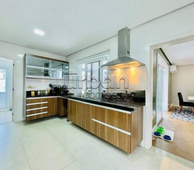 Casa com 259m², 3 quartos, 1 suíte, 5 vagas, no bairro Vila Ipiranga em Porto Alegre