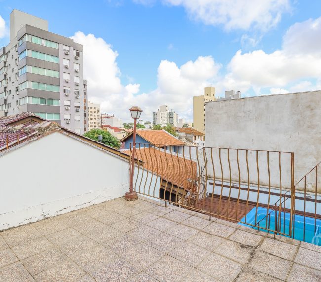 Casa com 341m², 4 quartos, 1 suíte, 3 vagas, no bairro Passo da Areia em Porto Alegre