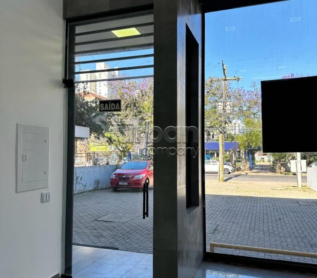 Loja com 200m², 3 vagas, no bairro Passo da Areia em Porto Alegre