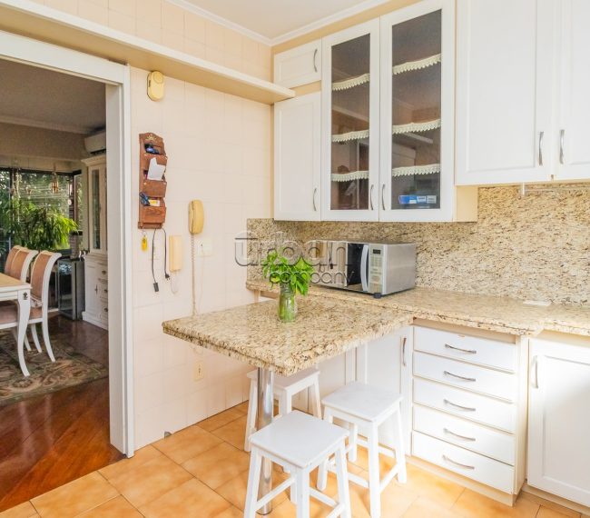Apartamento com 177m², 4 quartos, 1 suíte, 2 vagas, no bairro Auxiliadora em Porto Alegre