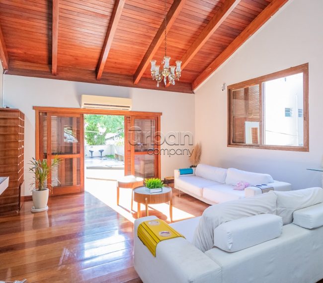 Casa com 350m², 4 quartos, 2 suítes, 4 vagas, no bairro Menino Deus em Porto Alegre