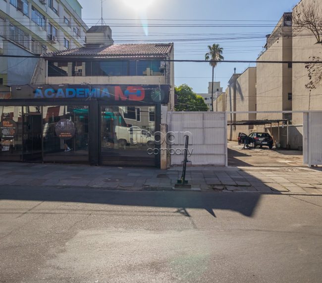 Casa com 350m², 4 quartos, 2 suítes, 4 vagas, no bairro Menino Deus em Porto Alegre