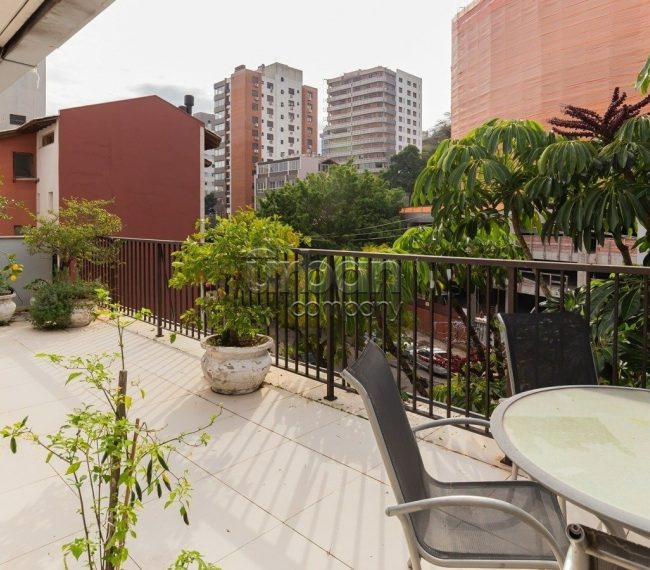 Casa com 293m², 4 quartos, 2 suítes, 3 vagas, no bairro Rio Branco em Porto Alegre