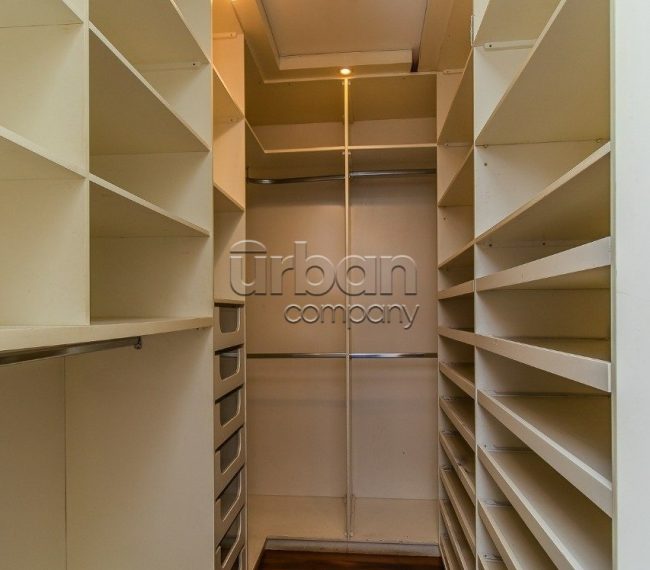 Casa com 315m², 3 quartos, 1 suíte, 5 vagas, no bairro Chácara Das Pedras em Porto Alegre