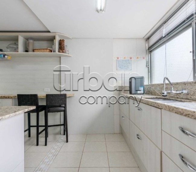Apartamento com 144m², 3 quartos, 1 suíte, 2 vagas, no bairro Moinhos de Vento em Porto Alegre