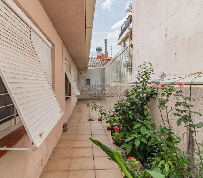 Casa com 215m², 3 quartos, 1 suíte, 2 vagas, no bairro Jardim Lindóia em Porto Alegre