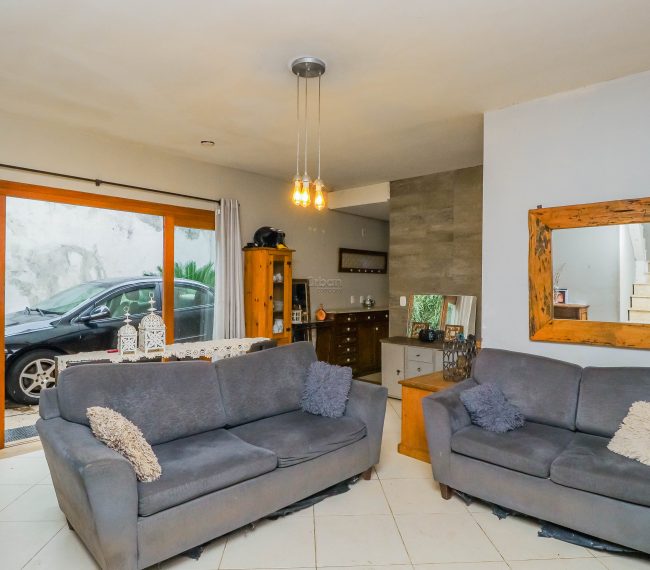 Casa com 190m², 3 quartos, 1 suíte, 4 vagas, no bairro Passo da Areia em Porto Alegre