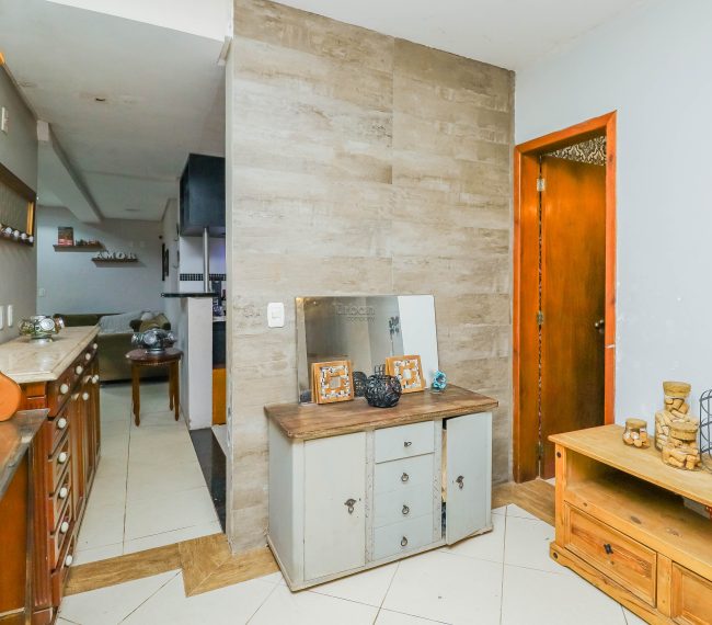Casa com 190m², 3 quartos, 1 suíte, 4 vagas, no bairro Passo da Areia em Porto Alegre