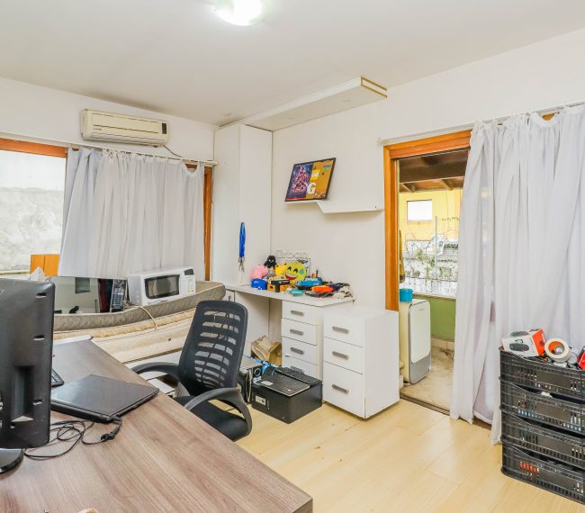 Casa com 190m², 3 quartos, 1 suíte, 4 vagas, no bairro Passo da Areia em Porto Alegre