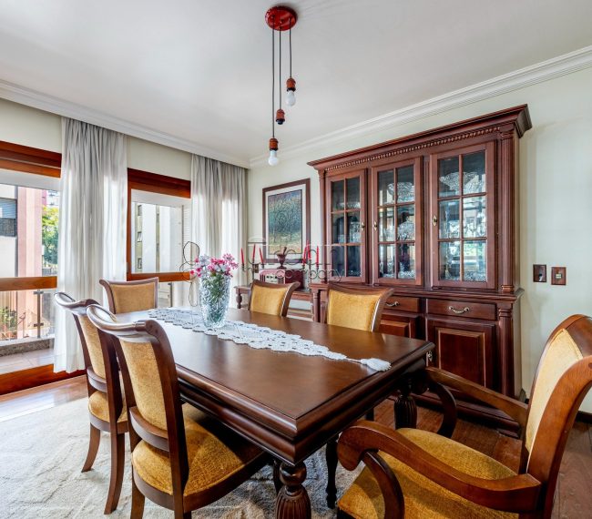 Apartamento com 209m², 4 quartos, 1 suíte, 2 vagas, no bairro Mont Serrat em Porto Alegre