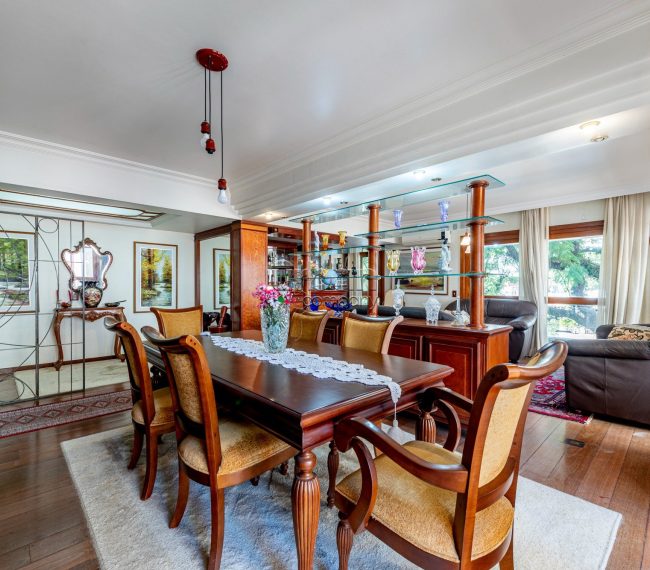 Apartamento com 209m², 4 quartos, 1 suíte, 2 vagas, no bairro Mont Serrat em Porto Alegre