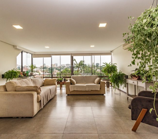 Casa com 366m², 4 quartos, 2 suítes, 4 vagas, no bairro Chácara da Pedras em Porto Alegre