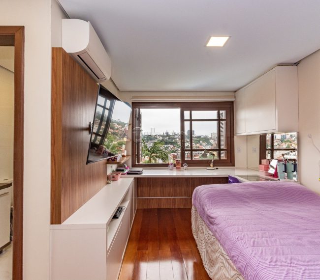 Casa com 366m², 4 quartos, 2 suítes, 4 vagas, no bairro Chácara da Pedras em Porto Alegre