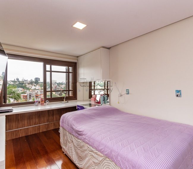 Casa com 366m², 4 quartos, 2 suítes, 4 vagas, no bairro Chácara da Pedras em Porto Alegre