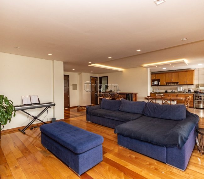 Casa com 366m², 4 quartos, 2 suítes, 4 vagas, no bairro Chácara da Pedras em Porto Alegre