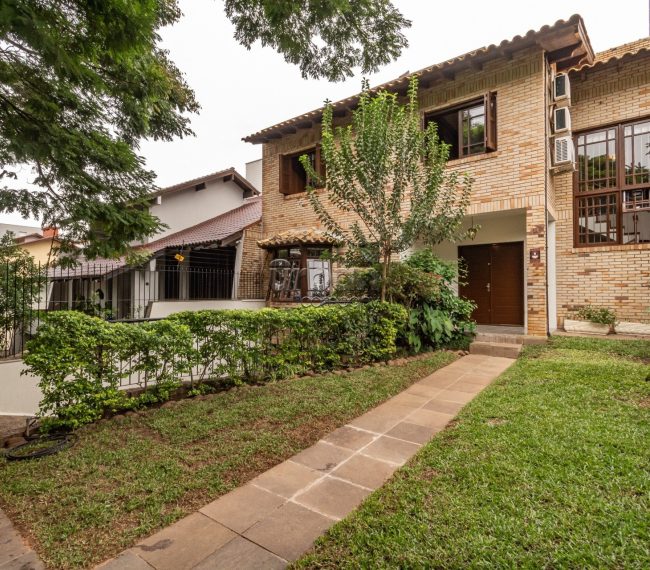 Casa com 366m², 4 quartos, 2 suítes, 4 vagas, no bairro Chácara das Pedras em Porto Alegre