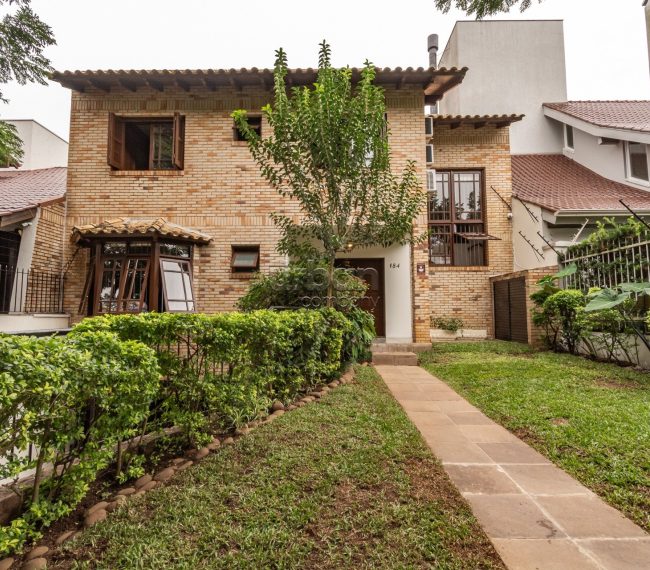 Casa com 366m², 4 quartos, 2 suítes, 4 vagas, no bairro Chácara da Pedras em Porto Alegre