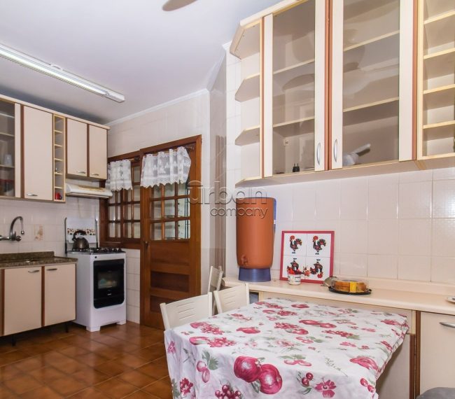 Apartamento com 105m², 3 quartos, 1 suíte, 1 vaga, no bairro Passo da Areia em Porto Alegre