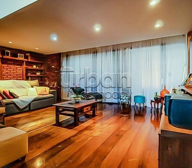 Casa com 400m², 4 quartos, 1 suíte, 4 vagas, no bairro Três Figueiras em Porto Alegre