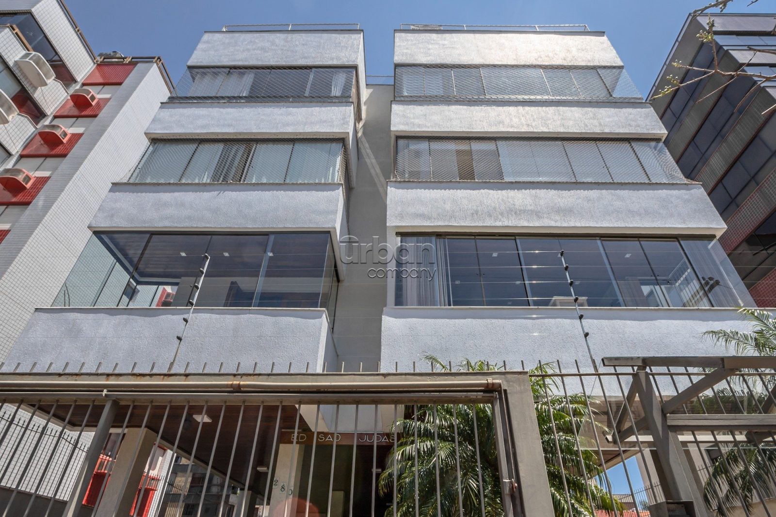 Cobertura com 241m², 3 quartos, 1 suíte, 2 vagas, no bairro Jardim Lindóia em Porto Alegre
