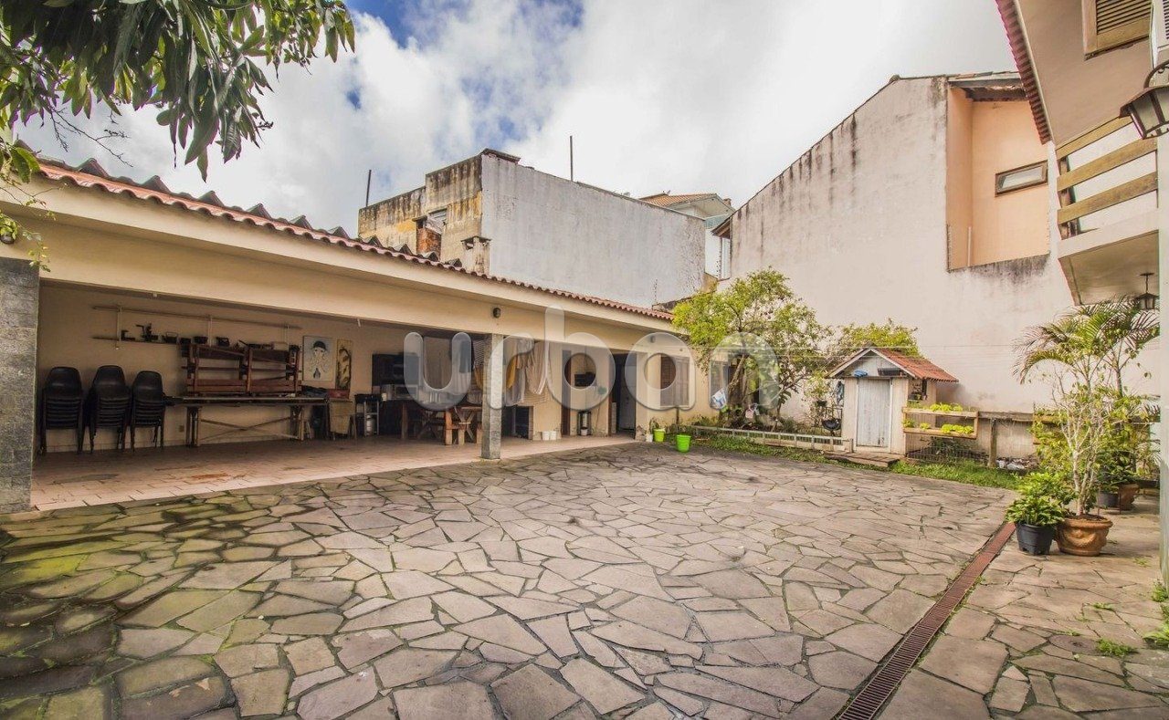 Casa com 340m², 4 quartos, 1 suíte, 7 vagas, no bairro Vila Ipiranga em Porto Alegre