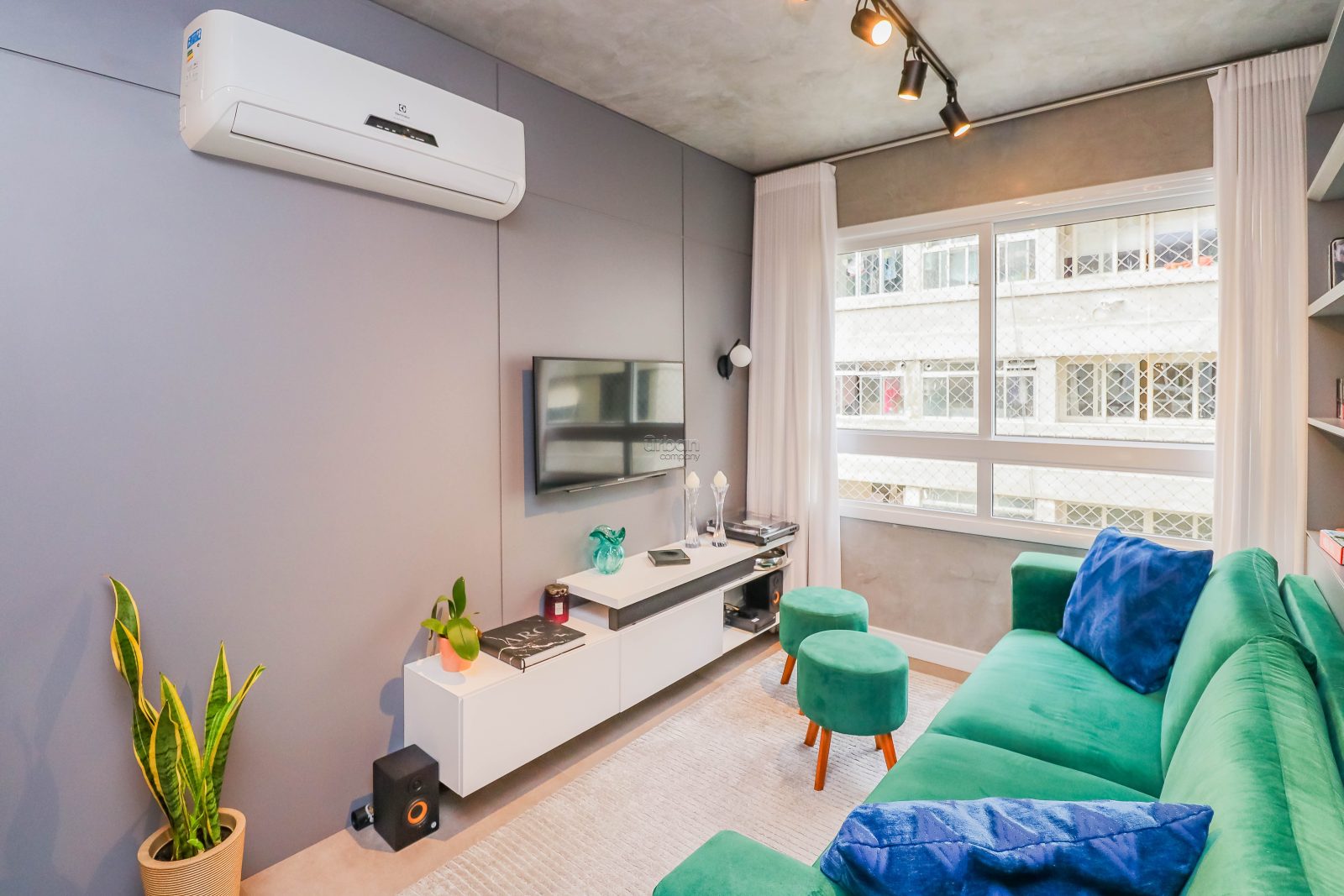 Apartamento com 69m², 2 quartos, 1 suíte, 2 vagas, no bairro Auxilidora em Porto Alegre