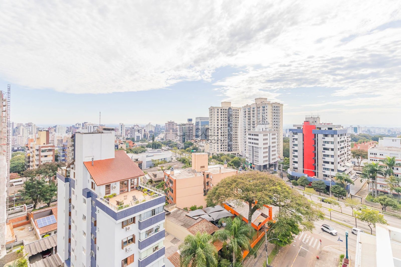 Apartamento com 105m², 3 quartos, 1 suíte, 2 vagas, no bairro Três Figueiras em Porto Alegre
