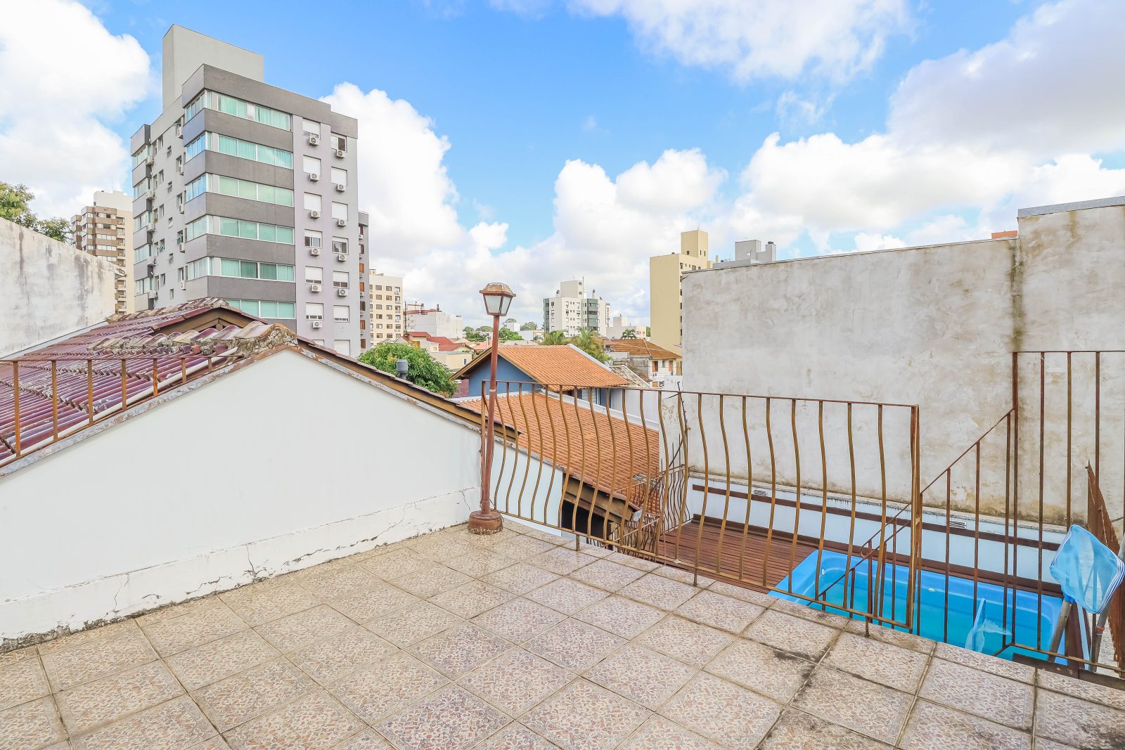 Casa com 341m², 4 quartos, 1 suíte, 3 vagas, no bairro Passo da Areia em Porto Alegre