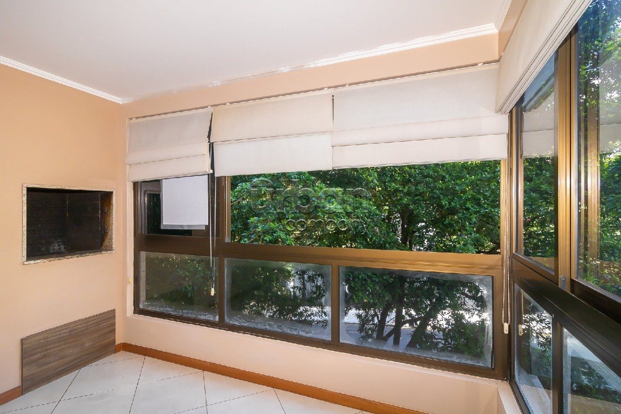 Apartamento com 100m², 3 quartos, 1 suíte, 2 vagas, no bairro Moinhos de Vento em Porto Alegre