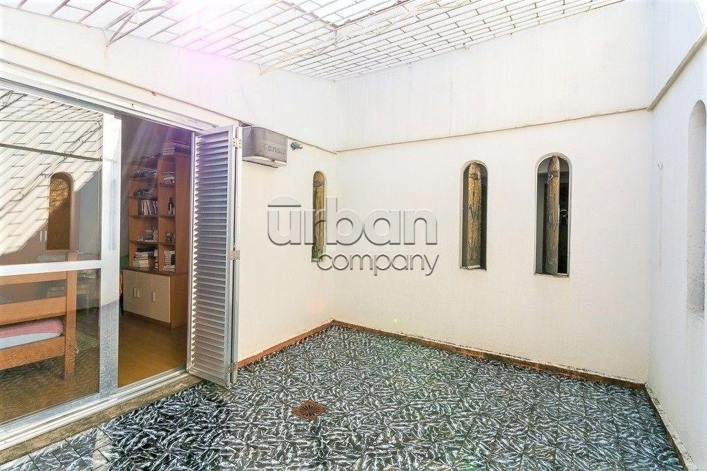 Casa com 240m², 4 quartos, 2 suítes, 2 vagas, no bairro Chácara das Pedras em Porto Alegre