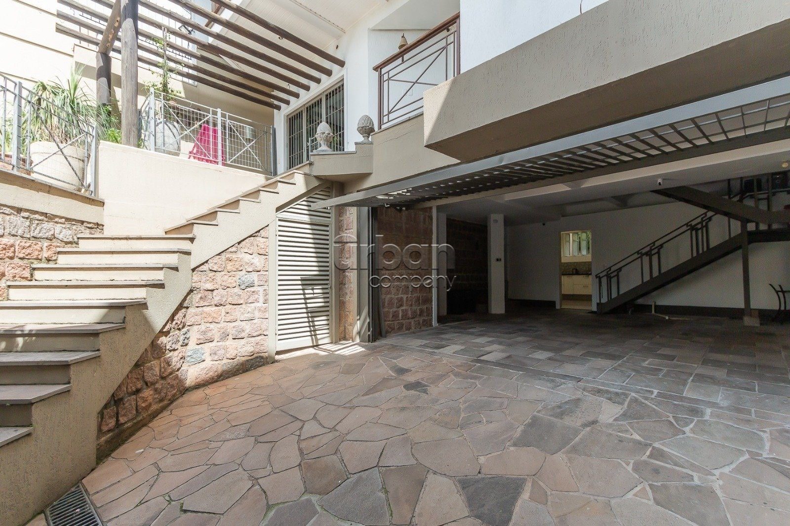 Casa com 315m², 3 quartos, 3 suítes, 4 vagas, no bairro Chácara das Pedras em Porto Alegre