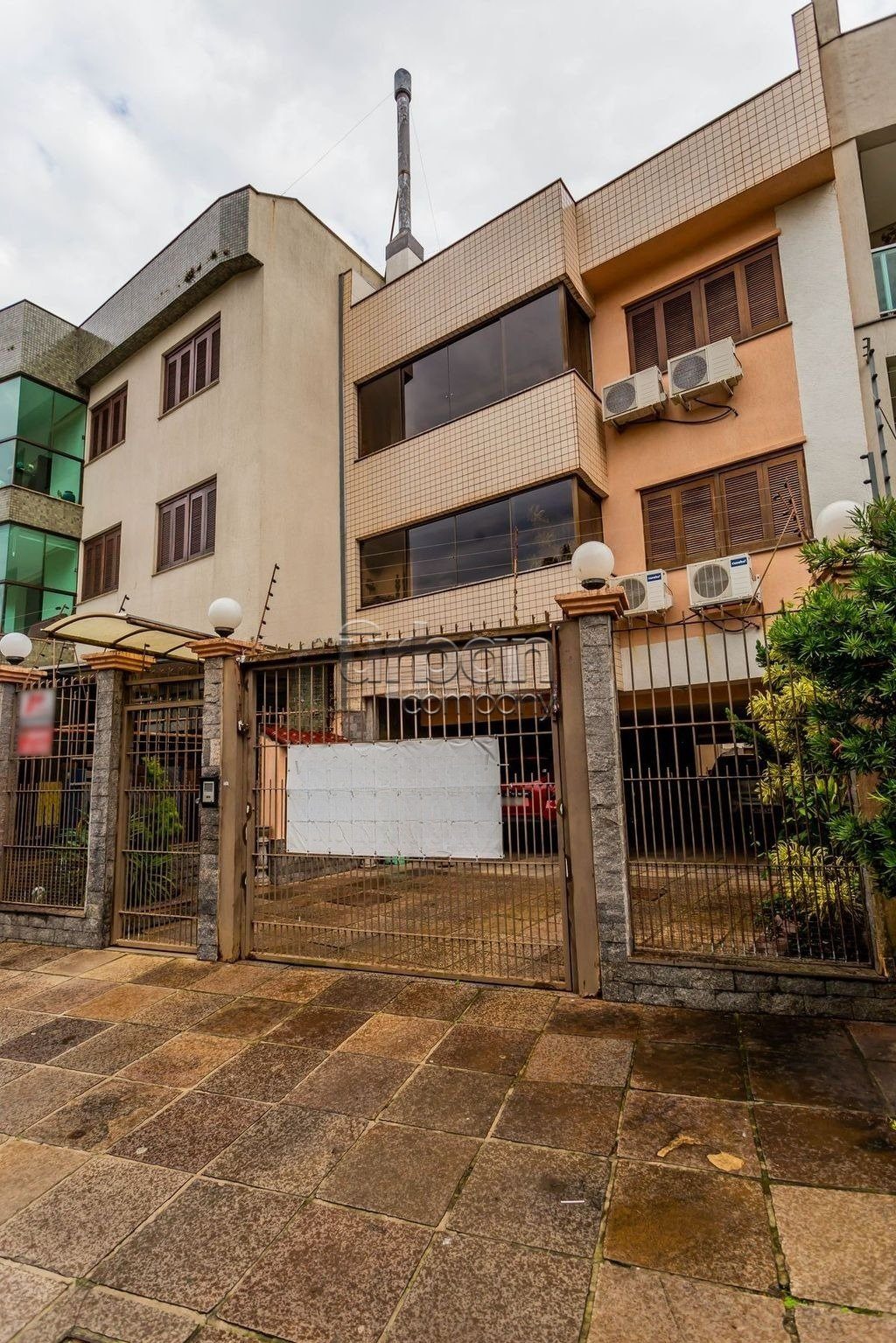 Cobertura com 244m², 4 quartos, 1 suíte, 2 vagas, no bairro Chácara das Pedras em Porto Alegre