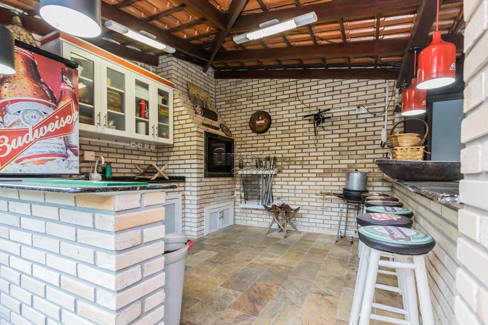 Casa com 360m², 3 quartos, 1 suíte, 3 vagas, no bairro Vila Ipiranga em Porto Alegre