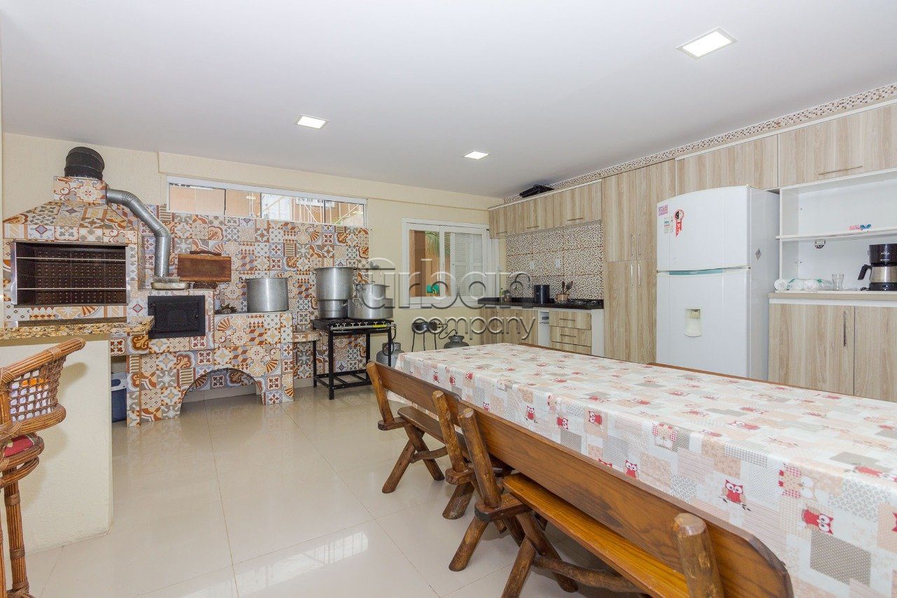 Casa com 422m², 3 quartos, 1 suíte, 4 vagas, no bairro Jardim Planalto em Porto Alegre