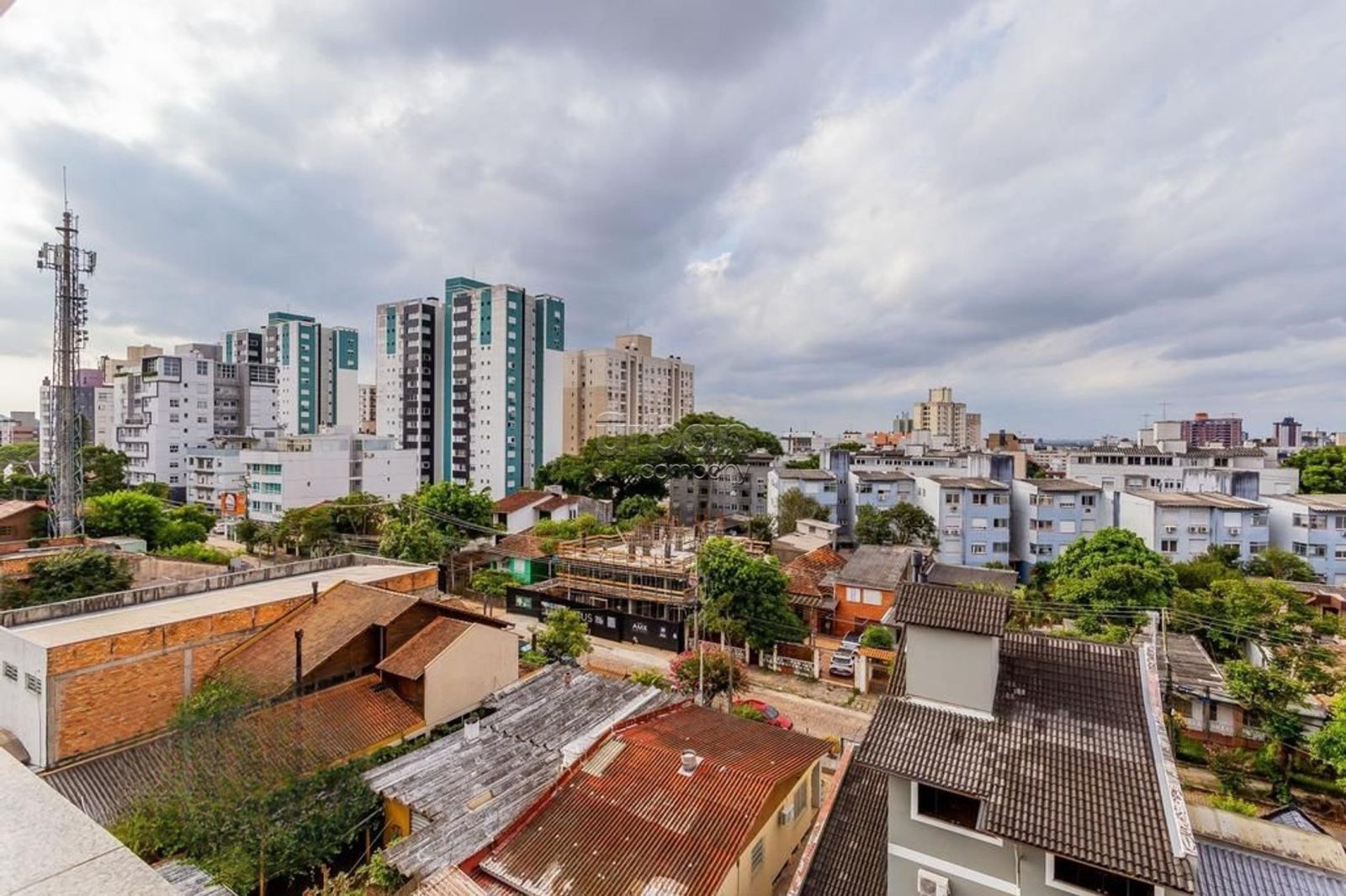 Apartamento com 105m², 3 quartos, 1 suíte, 3 vagas, no bairro Passo da Areia em Porto Alegre