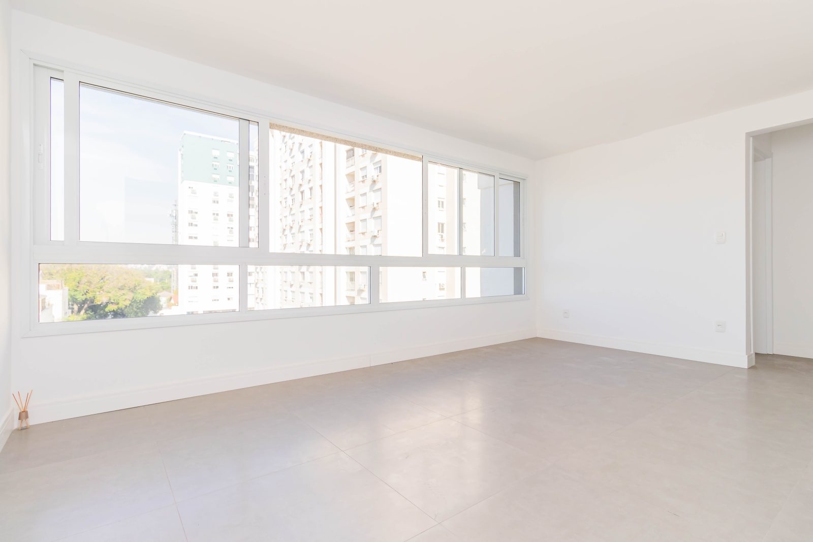 Apartamento com 53m², 1 quarto, 1 suíte, 2 vagas, no bairro Passo da Areia em Porto Alegre