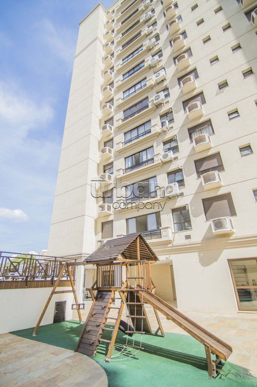Apartamento com 196m², 3 quartos, 1 suíte, 4 vagas, no bairro Passo da Areia em Porto Alegre