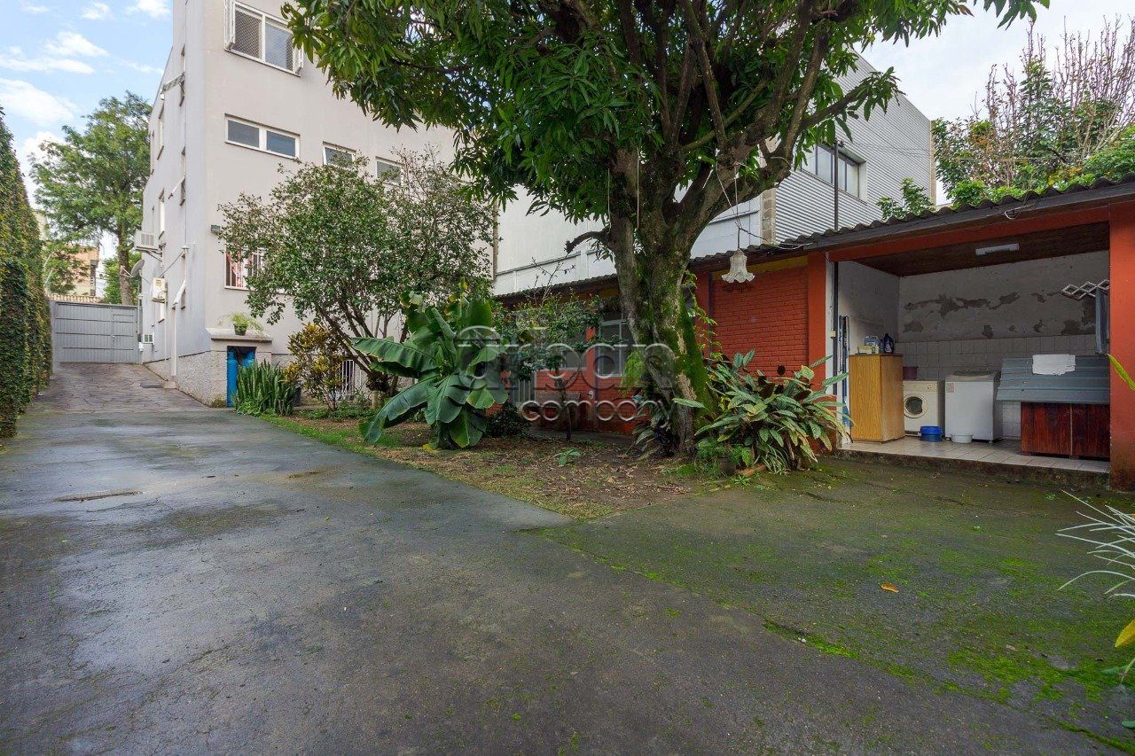 Casa com 356m², 2 quartos, 1 suíte, no bairro Chácara das Pedras em Porto Alegre