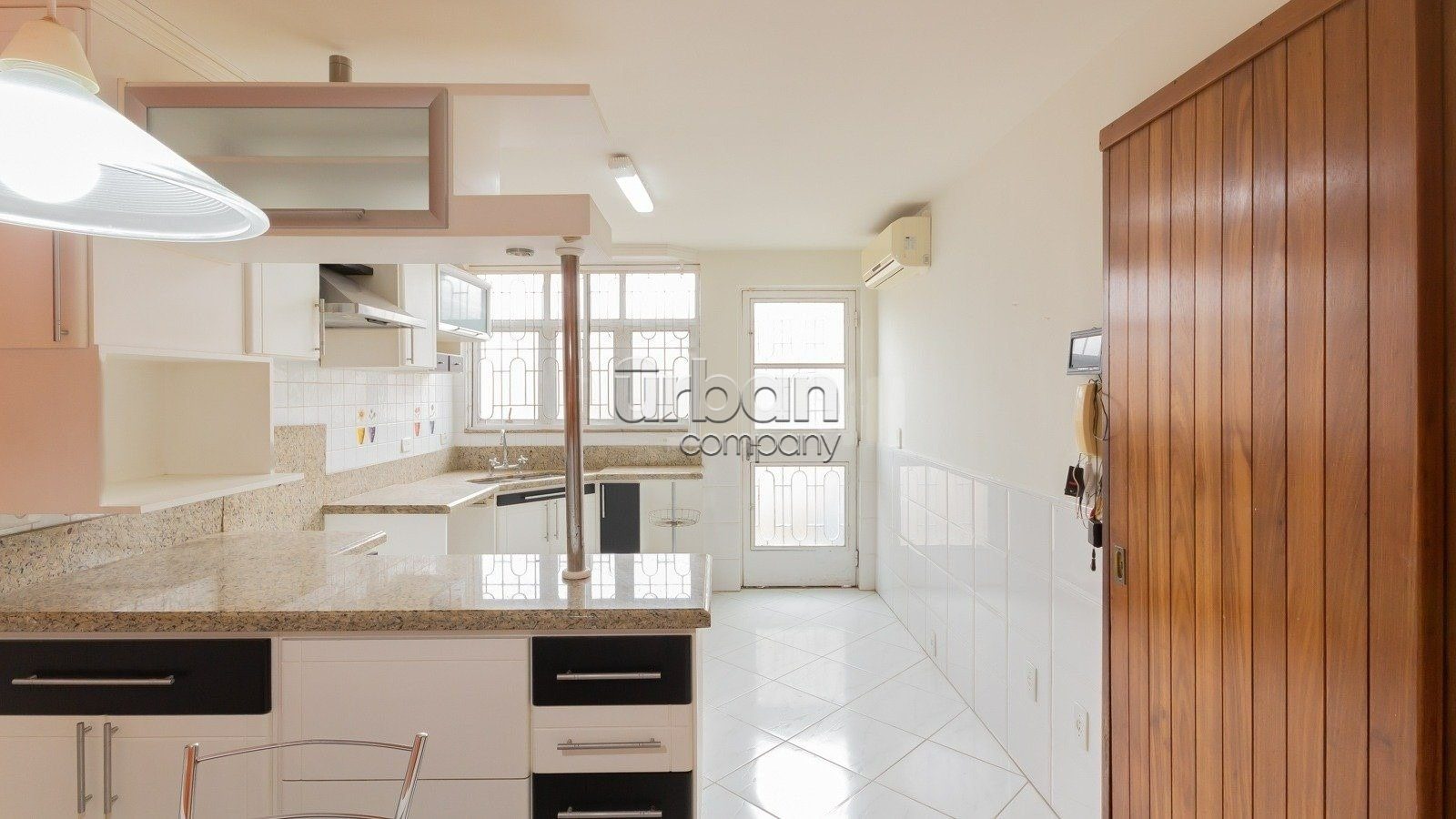 Casa com 350m², 4 quartos, 2 suítes, 4 vagas, no bairro Três Figueiras em Porto Alegre