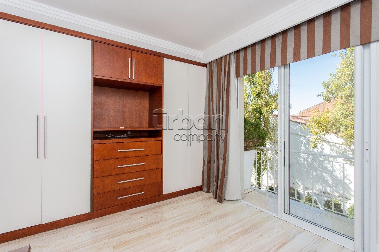 Casa em Condomínio com 431m², 4 quartos, 3 suítes, 4 vagas, no bairro Três Figueiras em Porto Alegre